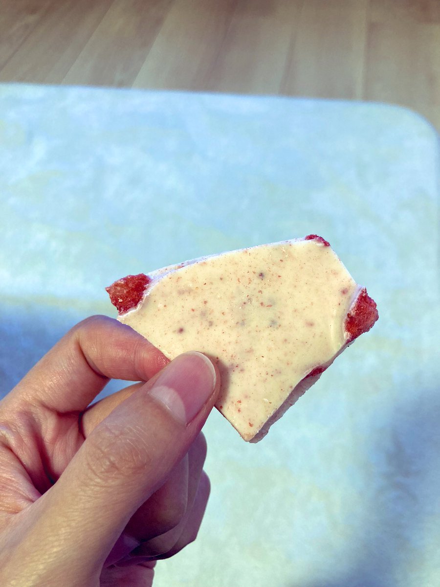 mqyqm's tweet photo. あまおう苺のゴロゴロ割れチョコ
我慢できずに注文してたのが
今日、届いた🍓💓

美味し過ぎて手が止まらん❤️√🐴:/
ダイエット中なのに
どうしよ🐢{☁️!笑

今日だけは良いよね🙄💬
明日からダイエット頑張れば
大丈夫よね🦔.。
イチゴ最高😭💕

#あまおう苺のゴロゴロ割れチョコ 
#美味しすぎる❤️ https://t.co/UcGcHxfuYV