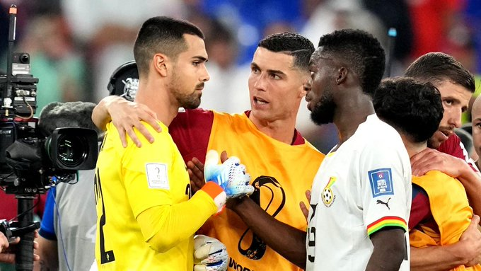Ronaldo para Diogo Costa: "Tens de rir, c... Ganhámos, c...! Sofreste golo?"

Diogo Costa: "Não, mas foi por pouco."

Ronaldo: "Então? Tens de rir, c..., ganhámos ! Mais uma vitoria e passamos! Tu consegues rir, c...! Bora! Ganhámos, c...!"

Via: <a href="/maisfutebol/">maisfutebol</a>