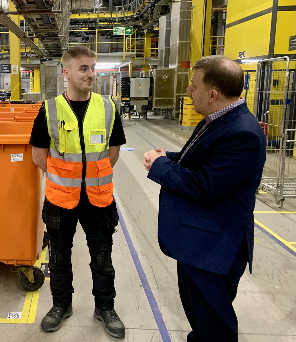 MrAndy_Carter's tweet photo. Really fascinating visit to @amazonuk #Man2 #Warrington to meet some of the team helping to deliver #BlackFriday parcels around the UK including local young people who are part of the #apprentice programme. https://t.co/il3ZMxd6vA