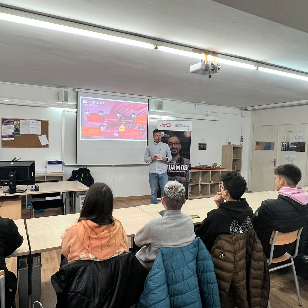 El futur del sector hostaler té inquietud per com maridar #hostaleria i #sostenibilitat. Gràcies a <a href="/FPSantcugat/">Institut FP Sant Cugat</a> per escoltar la xerrada d'avui envers la nostra plataforma Hosteleria#PelClima, la primera plataforma creada per assessorar al sector per ésser més sostenible.