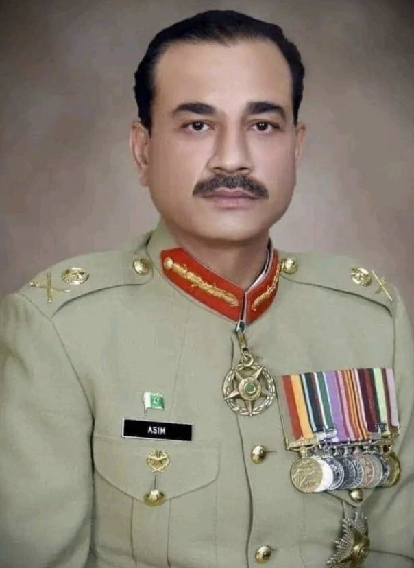 UsamaShafiq80's tweet photo. حافظ قرآن جنرل سید عاصم منیر صاحب پاک فوج کے پہلے سپہ سالار میرٹ پر تعینات۔۔ملکی تاریخ میں پہلی مرتبہ ایک حافظ قرآن کو چیف آرمی سٹاف بنایا گیا ہے۔۔عاصم منیر نے بطور لیفٹیننٹ کرنل مدینہ منورہ میں تعیناتی کے دوران 38 سال کی عمر میں قرآن پاک حفظ کیا. https://t.co/l1QdjTELLz