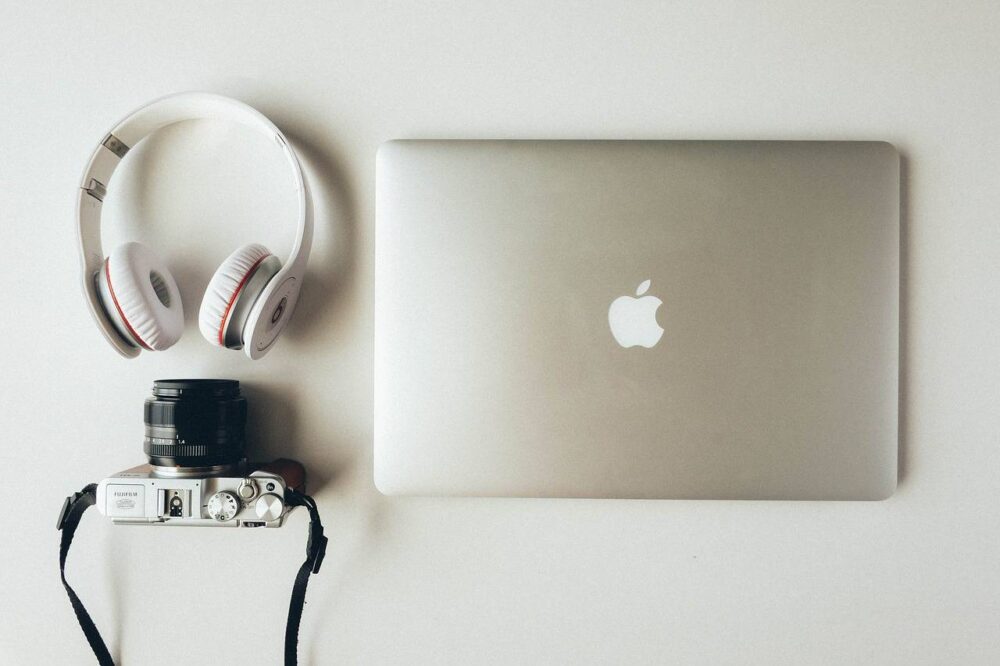 lab_cart's tweet photo. Who likes it?  #laptop #headphones #camera https://t.co/fU2yC3OMJW