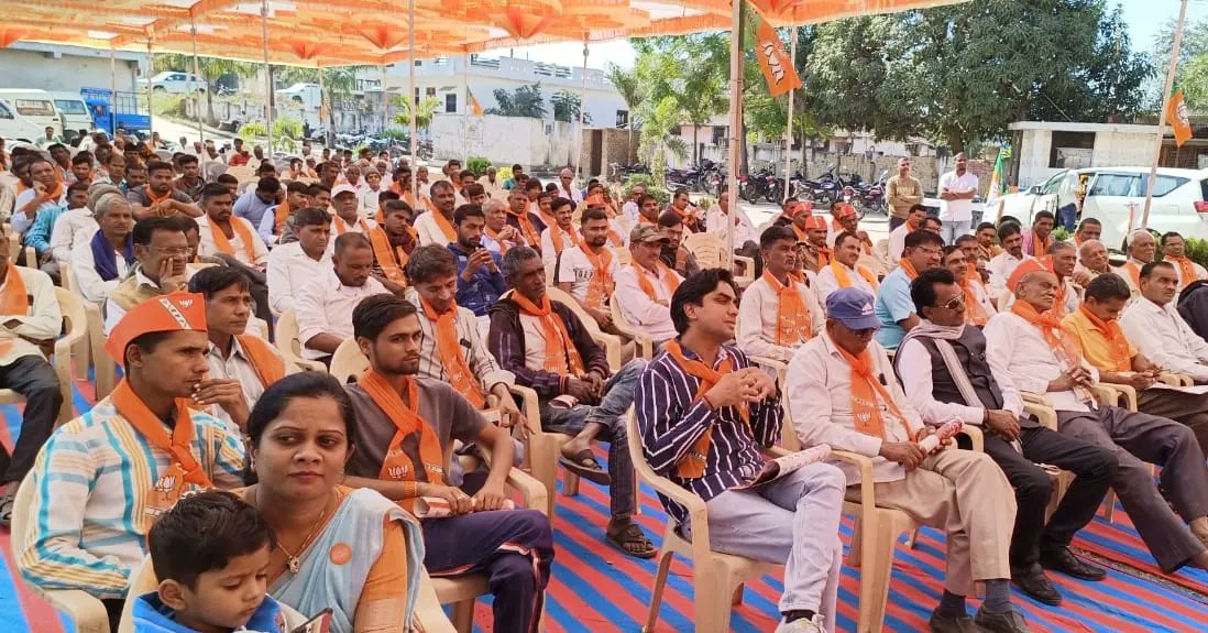 kuberdindor's tweet photo. ગુજરાતમાં ભાજપને પ્રચંડ જીત નિશ્ચિત છે
મારા મત વિસ્તાર,સંતરામપુર વિધાનસભા ના,મોટી સરસણ ગામે જનની વિદ્યાલય ખાતે ,ચૂંટણી પ્રચાર અને ગ્રામજનોના આશીર્વાદ લીધા 
,ગામના લોકોનો અપાર સ્નેહ મળી રહ્યો છે આ વખતે ભાજપની પ્રચંડ જીત નિશ્ચિત છે...

#drkuberdindor24x7 #કમળ_ખીલશે_સંતરામપુર_જીતશે https://t.co/L1NVBAAe6U