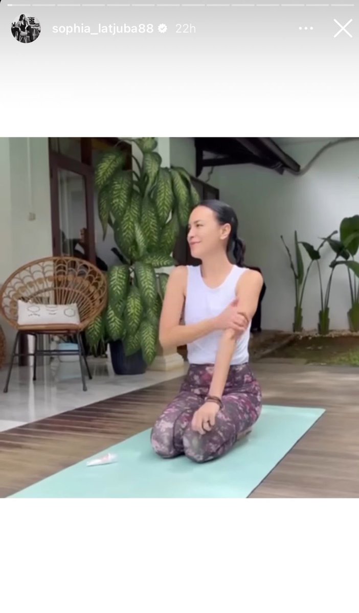 txtdrimedia's tweet photo. Suka banget liatin IG nya mba Sophia Latjuba, ternyata doi ngajarin hacks terbaru! Pake soffel sblm yoga biar makin fokus ga digigit nyamuk! Wkwk #SoffellJagainSophia https://t.co/ZSQfUuyQzZ