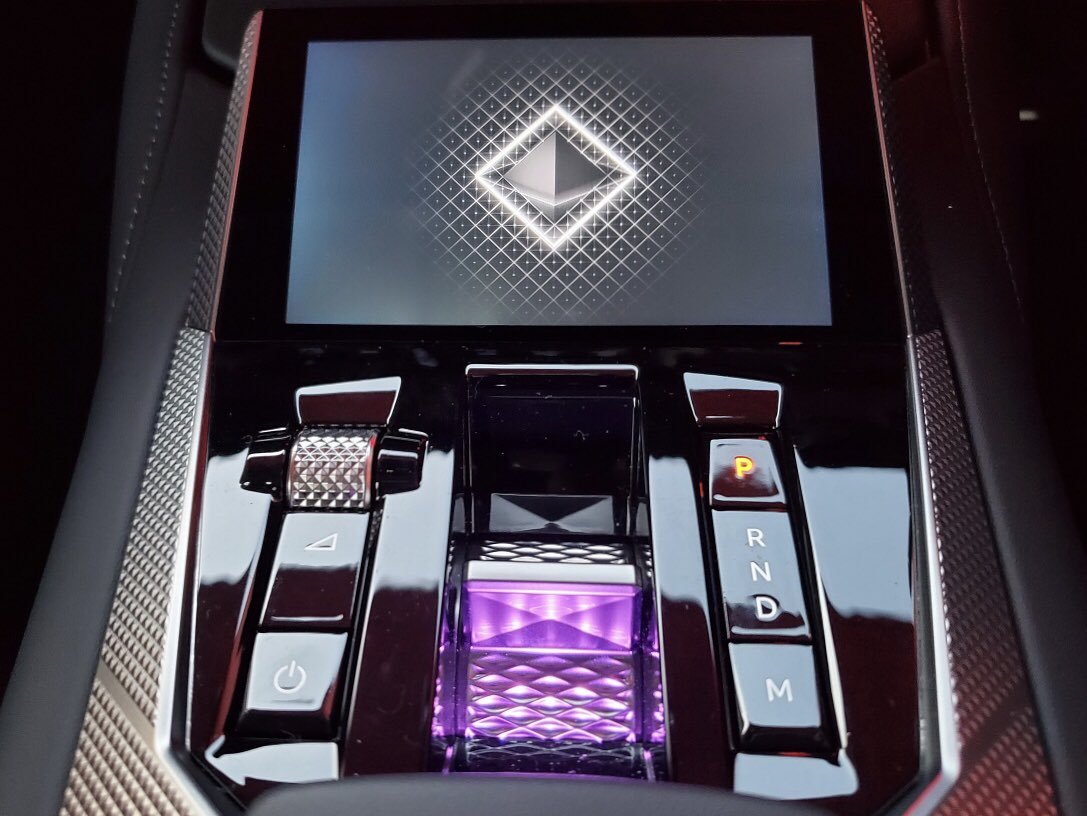 DsStoreShiga's tweet image. DSブランドの特徴でもあるクル・ド・パリとダイヤモンドモチーフ💎
あなたは全部見つけられますか？🫢✨

#DS4 #クルドパリ #ダイヤモンド