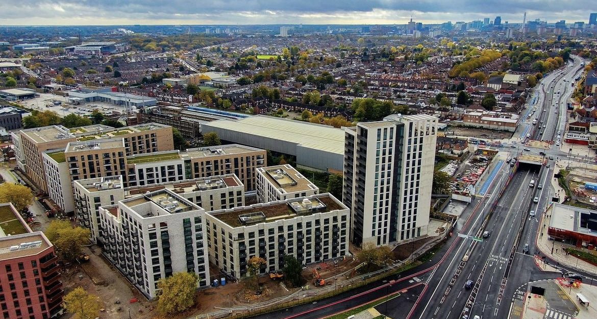 Attlebridge's tweet photo. Lovely Birdseye view of our Bespoke #Rooftop #Copings by @VINCIConstruc at Perry Barr residential scheme on behalf of @BhamCityCouncil . Get in touch for a quote : ☎️ 01603860852 or info@attlebridgeconcrete.co.Uk #architecturedesign #construction https://t.co/Biv1RgG1oZ