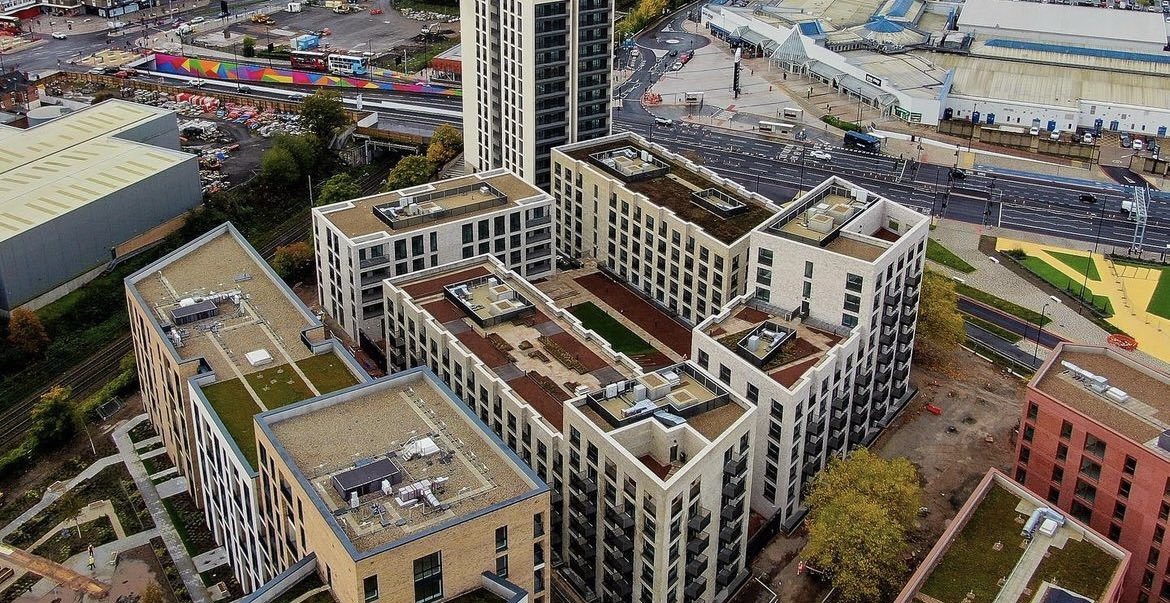 Attlebridge's tweet photo. Lovely Birdseye view of our Bespoke #Rooftop #Copings by @VINCIConstruc at Perry Barr residential scheme on behalf of @BhamCityCouncil . Get in touch for a quote : ☎️ 01603860852 or info@attlebridgeconcrete.co.Uk #architecturedesign #construction https://t.co/Biv1RgG1oZ