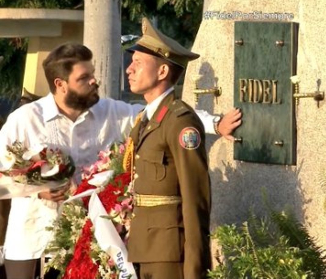 FACSmirnov's tweet photo. Guiado por la Fuerza de #FidelPorSiempre, estamos en #SantiagoDeCuba ante él, cerca de él, como siempre fue y será.

Es la Fuerza Fidelista del amor y las ideas, que sembró sentimientos muy profundos en su pueblo y en su familia.Y para Fidel, pueblo y familia significan lo mismo. https://t.co/hj2UEASc20