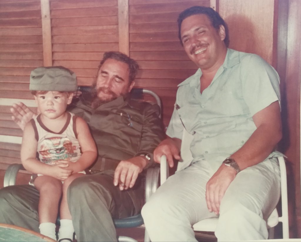 Guiado por la Fuerza de #FidelPorSiempre, estamos en #SantiagoDeCuba ante él, cerca de él, como siempre fue y será.

Es la Fuerza Fidelista del amor y las ideas, que sembró sentimientos muy profundos en su pueblo y en su familia.Y para Fidel, pueblo y familia significan lo mismo.