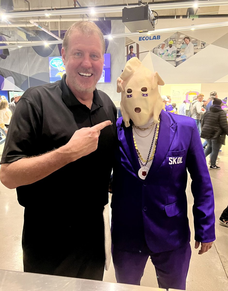 Ballgame34's tweet image. This turkey 🦃 just out here living his best life. #weservethemall #turkeyhead #kirksgiving #skol