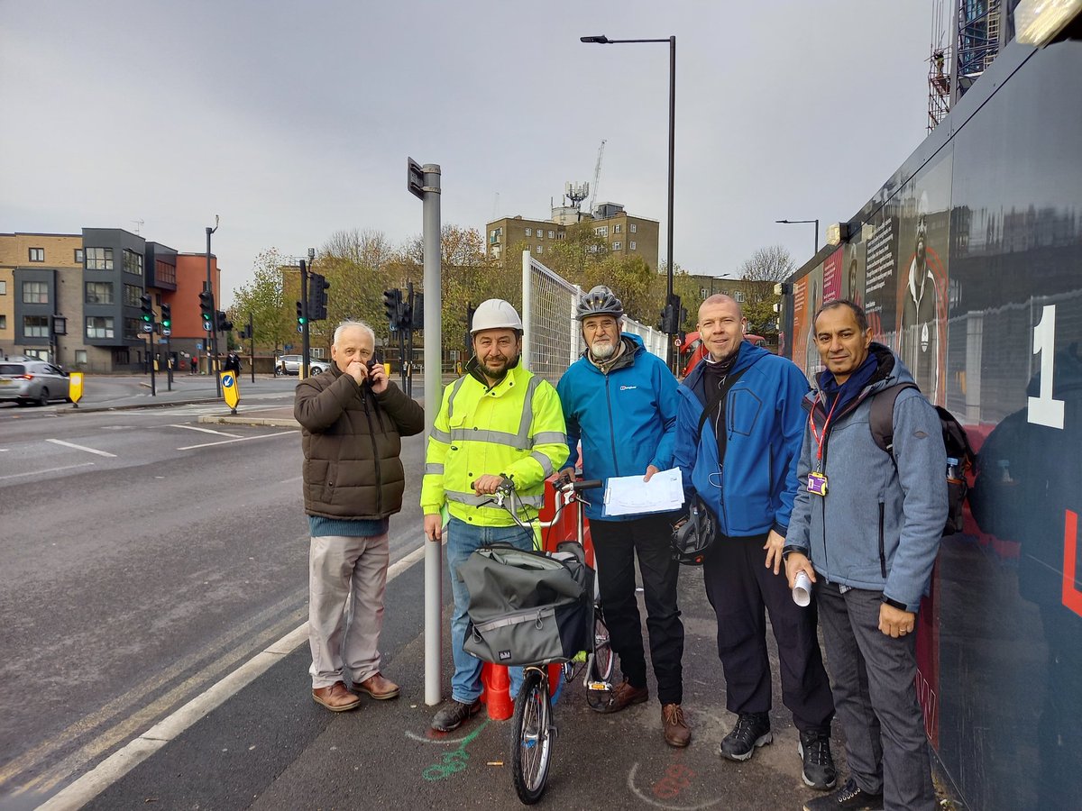 Safer walking & cycling at construction. Good to meet with @haringeycouncil highways team and @HaringeyCyclist at Tottenham Hale regeneration area to collaborate on roadworks design and HGV management . @London_Cycling @HaringeyLiving @CCScheme @CLOCS @fare_city @willnorman