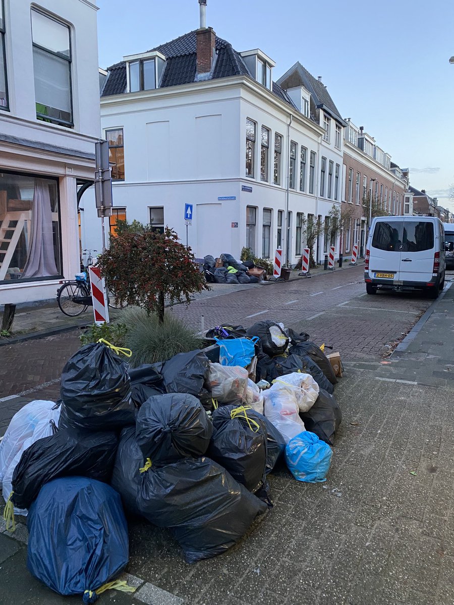 Beste ⁦<a href="/GemeenteUtrecht/">Gemeente Utrecht</a>⁩ deze vuilniszakken liggen sinds dinsdag te wachten op een vuilniswagen. Vandaag is het vrijdag. Gaat lukken voor het weekeinde?