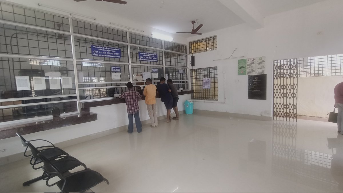 jeevanuppalige's tweet photo. Basic facility water,toilet,upperclas waiting hall not available#nagaracoil town station. Good no of passngrs waiting very limited train services. Tourist frm all over India, foreigners also depend this station. Travel towards Kerala &amp; other states @AshwiniVaishnaw @RailMinIndia https://t.co/91IOAEXXdA