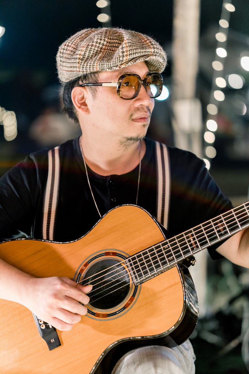 FonzoGuitar's tweet photo. 🎉Big congratulations to Ton the guitarist of Thai legendary rock band Silly Fools, winning "The Guitar Man of The Year" 2022! Everyone's getting high when you rock on our Fonzo acoustic guitar V-34!

#fonzoguitar #acousticguitar #handmadeguitar  #guitarist #guitarlover #rockband https://t.co/CA8OdD8G0l