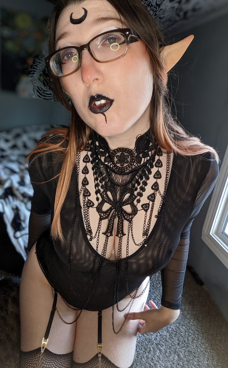 KitMoche's tweet photo. Can I be your girlfriend? 🖤 https://t.co/E7AmQtbsaQ