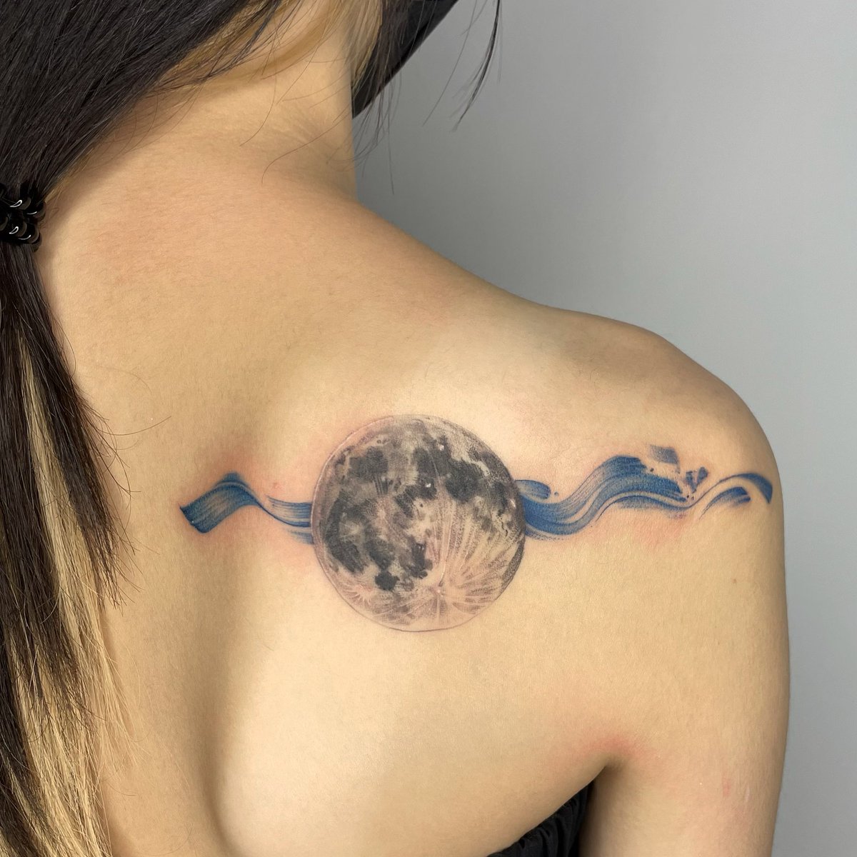 seoneul_tattoo's tweet photo. 달과 파도 #광주타투 #광주타투잘하는곳 #달타투 #파도타투 #수채화타투 #물결타투 #동명동타투 #신촌타투 #홍대타투 #목포타투 #순천타투 #여수타투 #wavetattoo #moontattoo #blackworktattoo #mood #watercolortattoo #광주 https://t.co/wiIr900sDv
