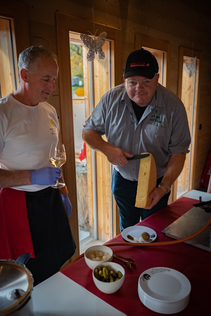 valaiswallis's tweet photo. Vom 27. bis 29. Oktober 2023 findet im Dorf Troistorrents eine grosse Premiere statt: die Raclette-Weltmeisterschaft. 🧀 Uns erwartet ein festliches und geselliges Wochenende rund um dieses emblematische Gericht aus dem #Wallis. 🥳 @RegDentsDuMidi https://t.co/wcdTHg8oVt