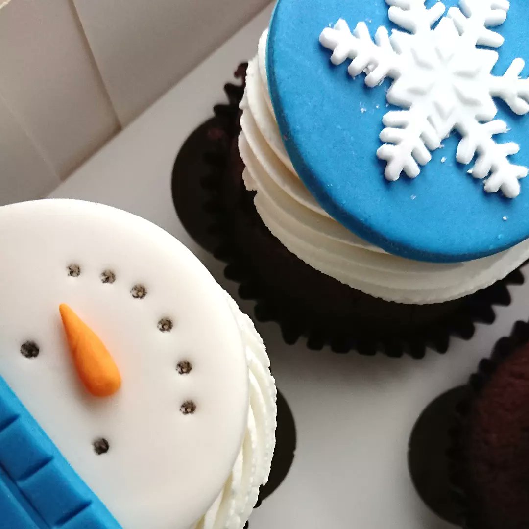 🌟Christmas has unofficially started in Edinburgh today and we are ready!

🎄 If you decide to brave the #Edinburghchristmas Market on its first day (or escape from it!) remember we are just a few meters away in Hanover Street! 😊 
➡️ Come get your cupcake!
#ChristmasMarket