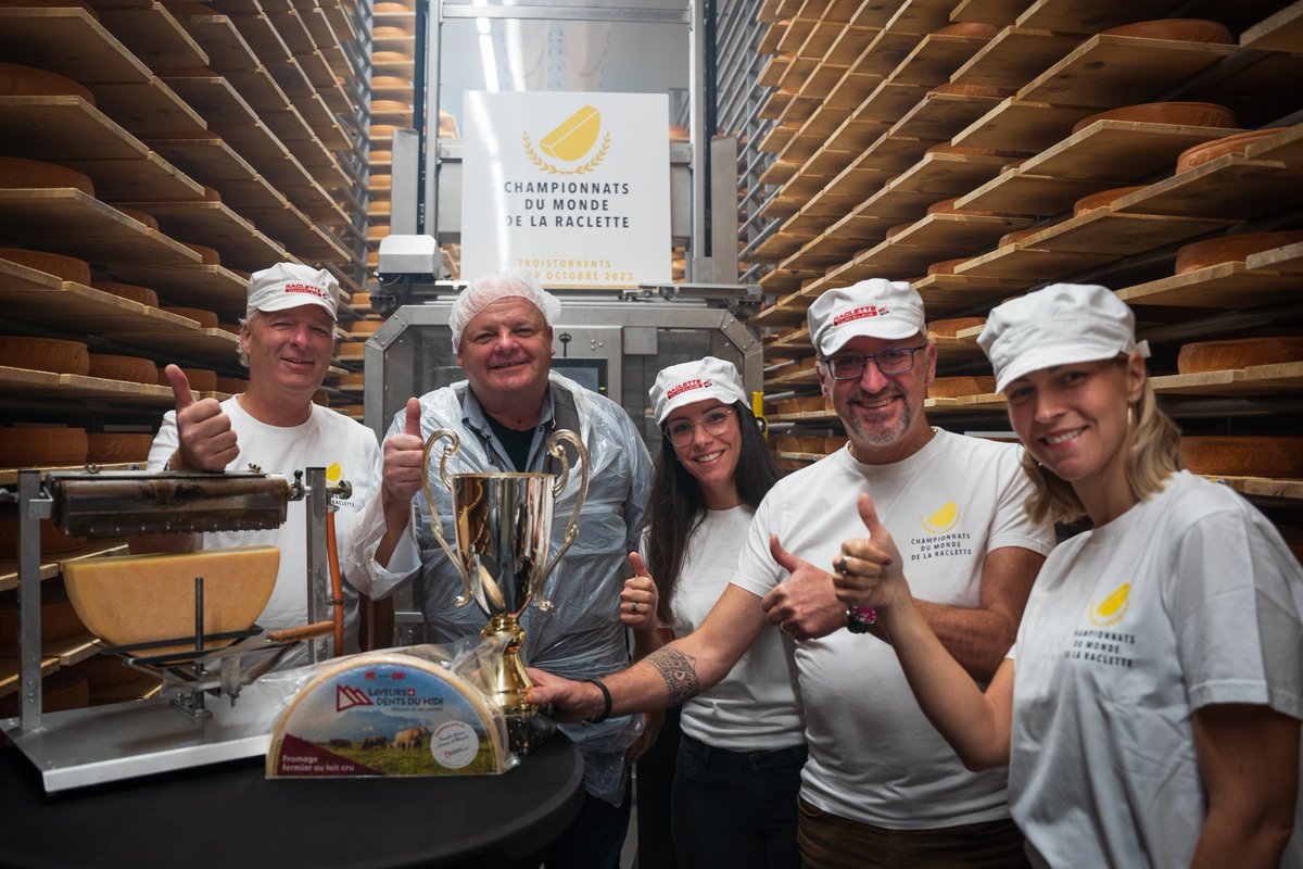Vom 27. bis 29. Oktober 2023 findet im Dorf Troistorrents eine grosse Premiere statt: die Raclette-Weltmeisterschaft. 🧀 Uns erwartet ein festliches und geselliges Wochenende rund um dieses emblematische Gericht aus dem #Wallis. 🥳 <a href="/RegDentsDuMidi/">Région Dents du Midi 🏔</a>