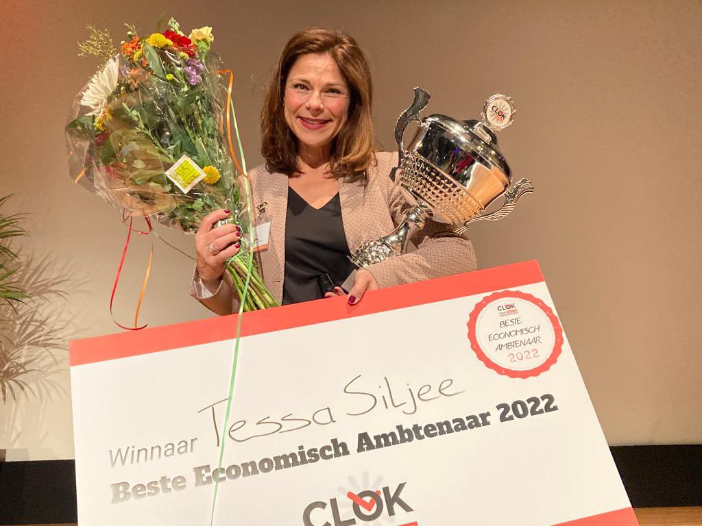 Ontzettend vereerd met de benoeming door <a href="/StichtingCLOK/">CLOK nieuws</a> tot ‘Beste Economische Ambtenaar 2022’. Mijn werk <a href="/Midden_Delfland/">Gemeente Midden-Delfland</a> wordt er alleen maar leuker door. Samen met onze ondernemers geven we invulling aan bedrijvigheid in het groen….door het gewoon te doen!