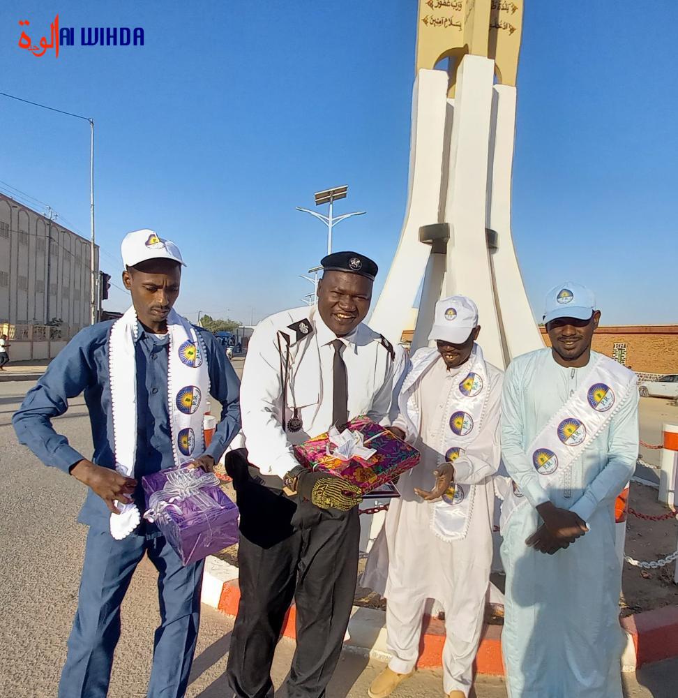 alwihdainfo's tweet photo. #Tchad : le populaire policier d'Abéché, Yves Asside Djek, a reçu ce vendredi une attestation d'encouragement, une enveloppe et des cadeaux. Il est récompensé pour son rôle au service de la population. https://t.co/S0BlVIY5RS