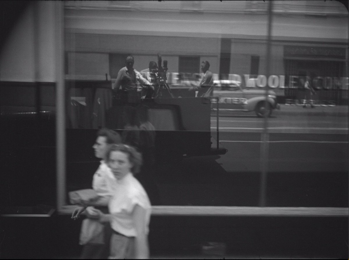 footage's tweet photo. Here's a grab from a rear-projection process plate showing a rare glimpse of the camera car. #streetsofLA #LosAngeles #1940s https://t.co/WyHOpp0O7I