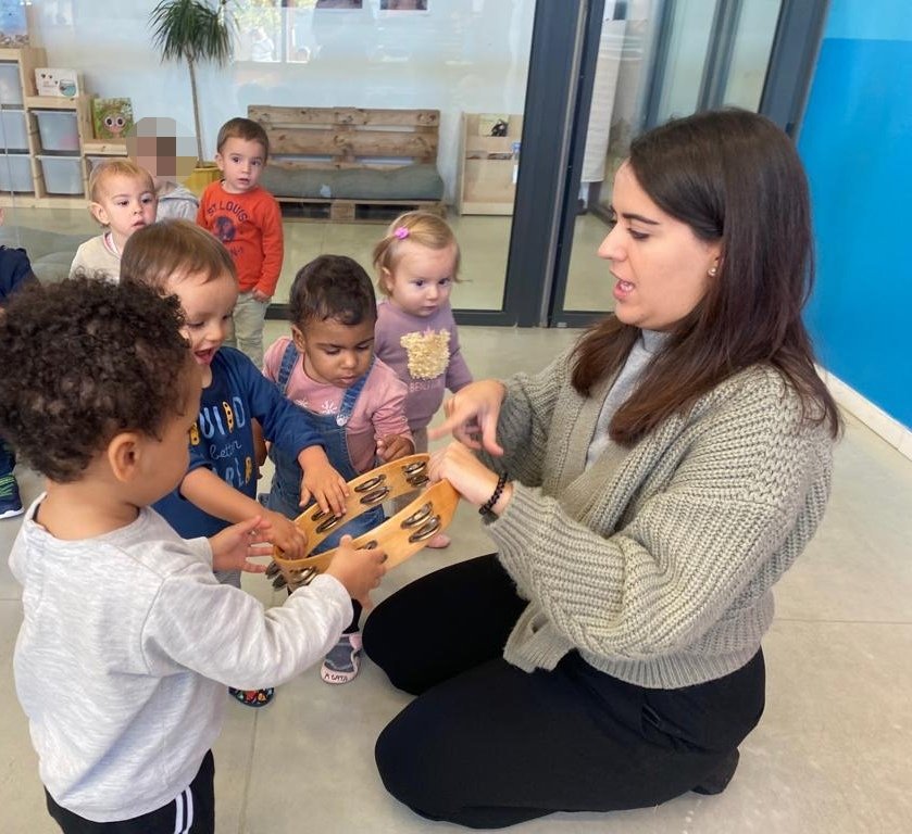 LaPitotaEB's tweet photo. El llenguatge musical contribueix al desenvolupament integral dels infants, a més a més d'ensenyar-los altres formes d'expressar-se i comunicar-se amb el món que els envolta.
#Tragineres #Traginers
#Gralleres #Grallers https://t.co/GT0cvyNmjo
