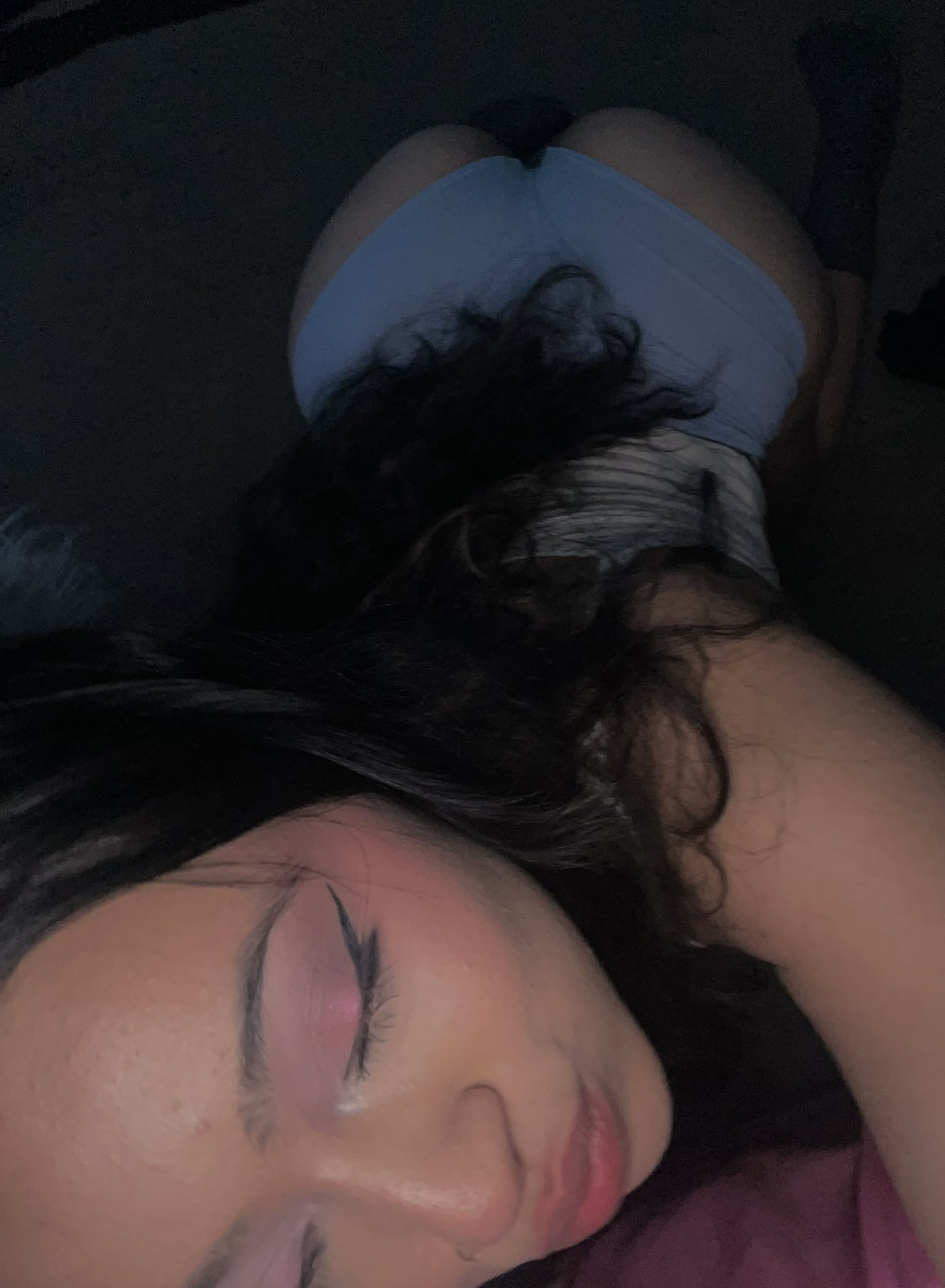 2 pic. she won’t switch 🧚🏻‍♀️💙 https://t.co/54lNXHMPOc