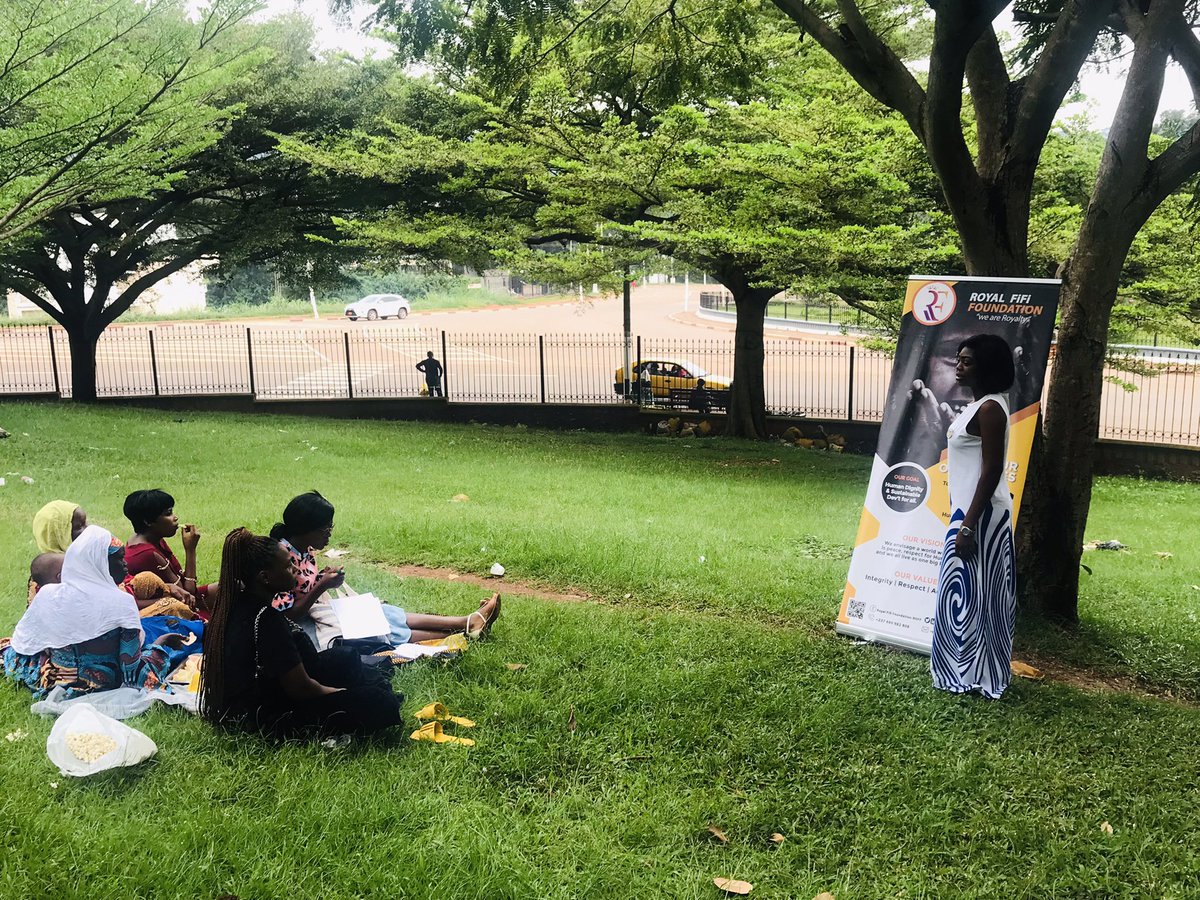EmiliaBucha's tweet photo. It is necessary telling women about their rights, creating such awareness helps us denounce #GBV thus the #EliminationofViolenceagainstWomen.An out door sit and talk session where we had alot of exchanges on this.@RoffCameroon @UNFPACameroon @UKinCameroon @USEmbYaounde https://t.co/QJIy40DAQa