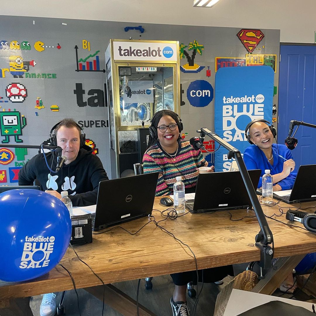 KFM Breakfast team at the Takealot head office this morning. 🔵📦😍

#TakealotBlueDotSale