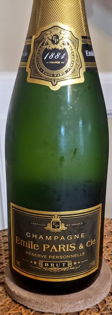 🍾 Cheers!
#EmileParis #champagne #drink #holidayseason #bubbles #brut