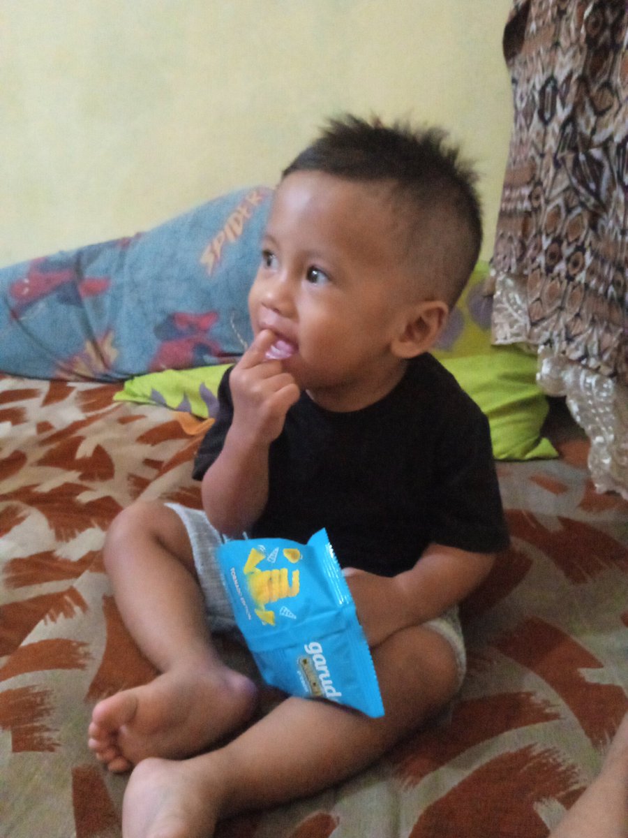 Anak kecil nyengir mulu...