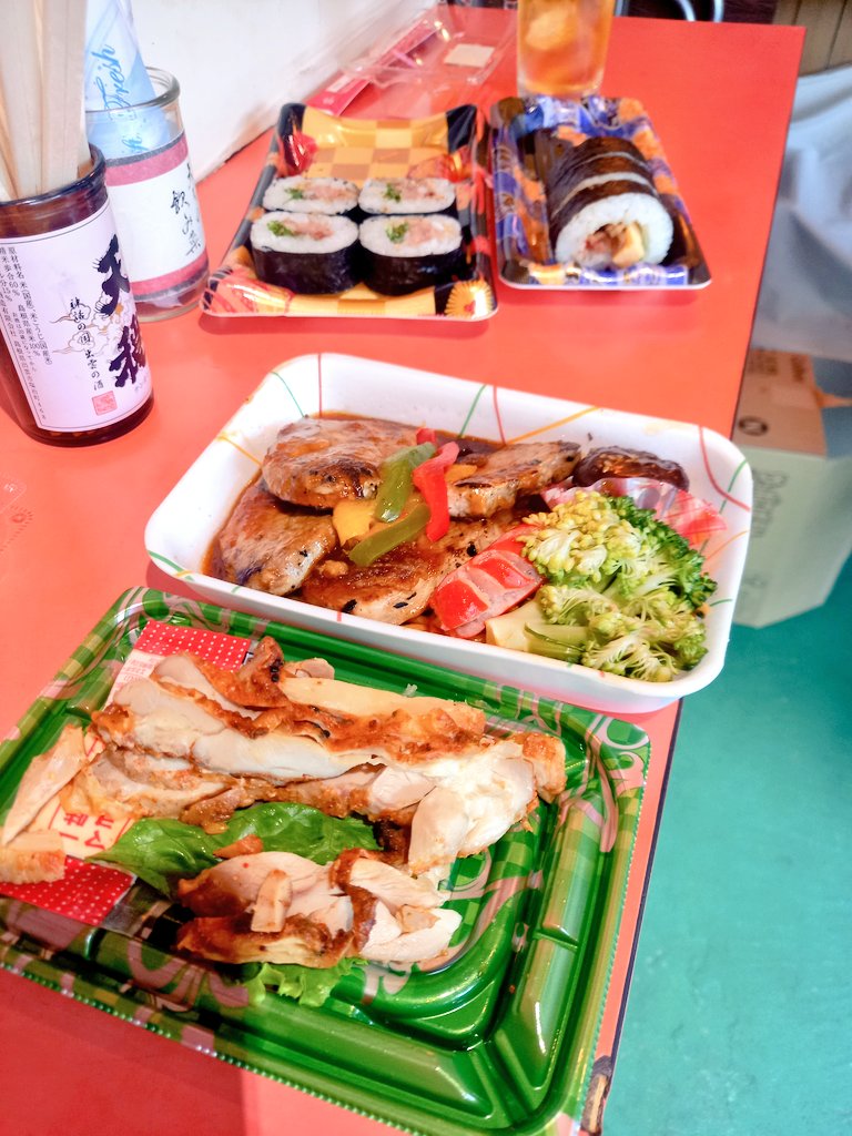 bloomHM's tweet photo. 明日のイベントへ向けて、前夜祭始まってます
ワインのボトルから始まった
...生き残ろう https://t.co/CXA8yNXPU2