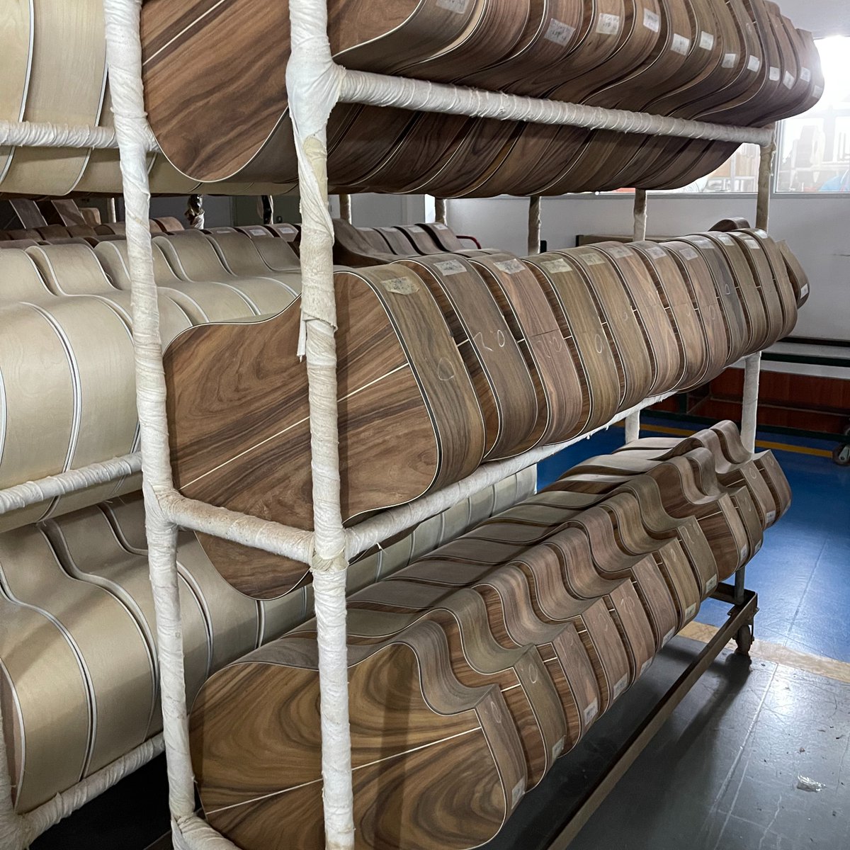 FonzoGuitar's tweet photo. Can you tell what back &amp; side wood we use on our acoustic guitar V-201 series?  It sounds similar to indian rosewood but with amazing grains. Yeah, it's Santos.

#fonzoguitar #acousticguitar #guitarmaking #guitarist #guitarlover #guitarwood #guitar #santosrosewood #dreadnought https://t.co/bpmbuqQ952