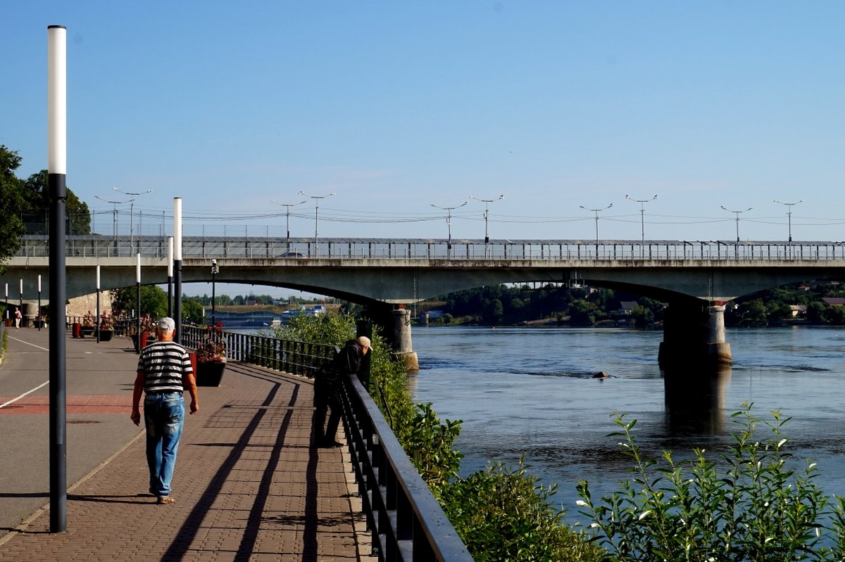 Pillandia's tweet photo. Border Bridge and Narva River embankment in Narva city (Estonia 🇪🇪, foreground/leftwards); Ivangorod (Muscovy 🇷🇺) is in the opposite bank.
📸: August 19, 2022.
https://t.co/BMcpfs9xca
#Eesti #Eestimaa #Estonia #Virumaa #Narva #Inkeri #Ingeri #Border #Grenze #Riigipiir https://t.co/InKhoyF2MV