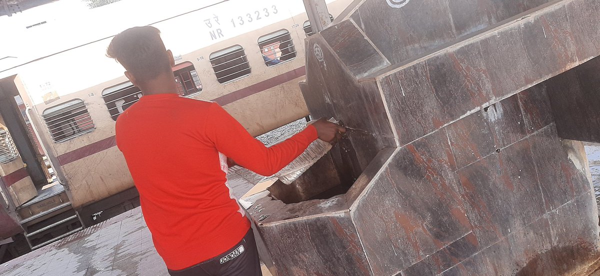 devgan_akshay's tweet photo. ये समस्तीपुर जंक्शन के platform number 2&amp;3 के बीच यात्रीगण की सुविधा के लिए जो पानी की व्यवस्था की गई है उसका ये हाल है।क्या रेलवे की स्थिति इतनी बदतर हो गई है?@spjdivn @spj_tweets @ECRlyHJP @RailMinIndia https://t.co/ep2mUaZ71e
