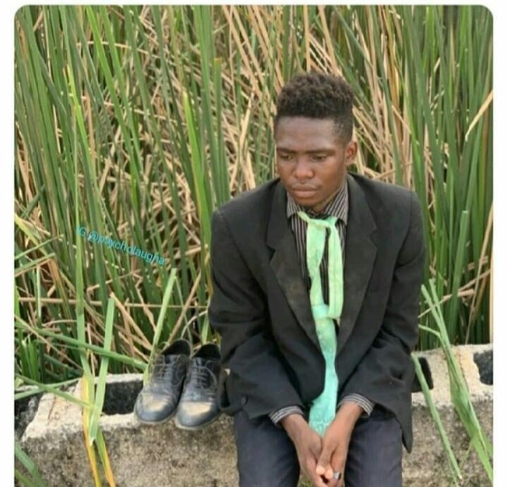 SialacaA's tweet photo. @RetiredMajorGe1 @MafungaTamuka Damn😂he an apology from the condom factory https://t.co/IXgTrXF0fM
