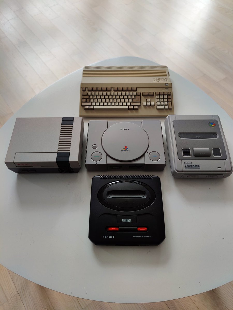 Kosowsky_'s tweet photo. Uwierzylibyście kiedyś, że tyle dobra może się zmieścić na małym kawowym stoliku? #MegaDriveMiniII https://t.co/aQNIdNENMb