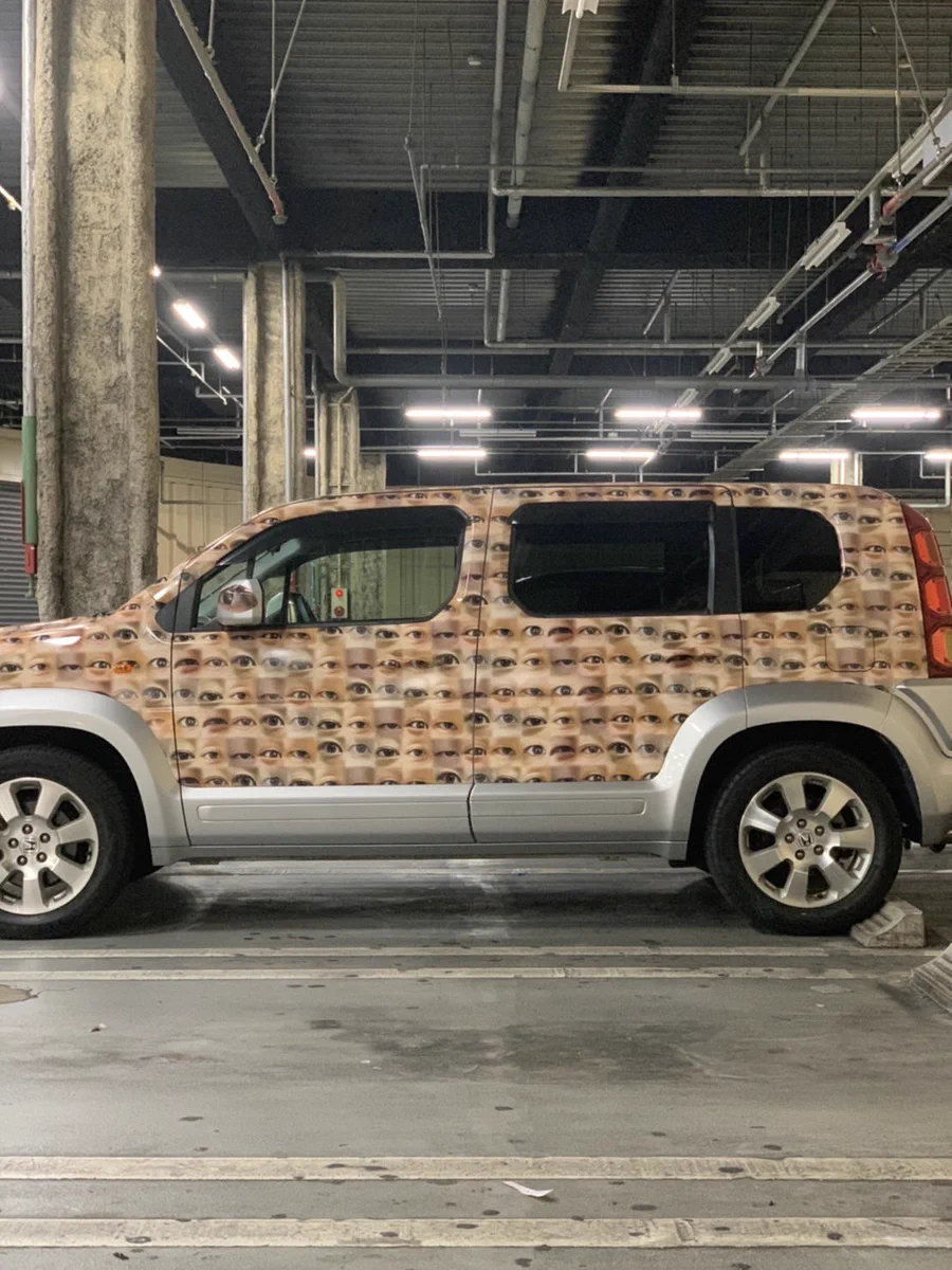 思わず心臓が止まりかけちゃう！？目、目、目だらけの車。