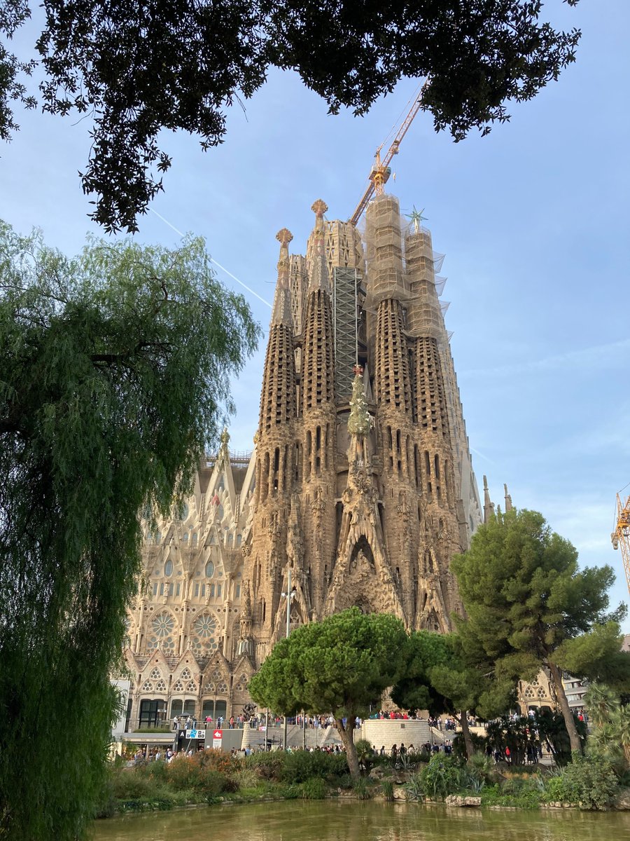 今も建設中のガウディの傑作「サグラダファミリア」
先日スペインツアーにご参加いただいたお客様からその近影が届きました！昨年末に聖母マリアの塔の上に設置された星の飾りが素敵です☆
バルセロナに行って、実物を見てみたいですね！
#バルセロナ　#スペイン #サグラダファミリア