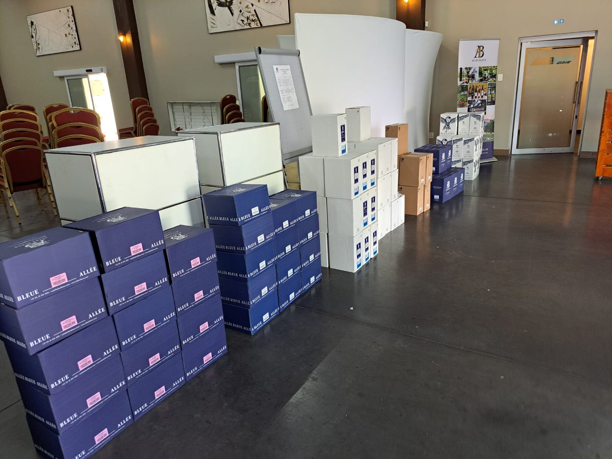 Allée Bleue Estate (@alleebleue) on Twitter photo Doors open at 10h00 today for our incredible #BlackFriday offers, incl our 2017 L'Amour Toujours - which has just been awarded 5 stars <a href="/wineonaplatter/">Platter's Wine Guide</a> #platters2023 - wines are sold by the case only, while stocks last. Doors close at 15h00
More info:
alleebleue.co.za/black-friday-s… Doors open at 10h00 today for our incredible #BlackFriday offers, incl our 2017 L'Amour Toujours - which has just been awarded 5 stars <a href="/wineonaplatter/">Platter's Wine Guide</a> #platters2023 - wines are sold by the case only, while stocks last. Doors close at 15h00
More info:
alleebleue.co.za/black-friday-s…