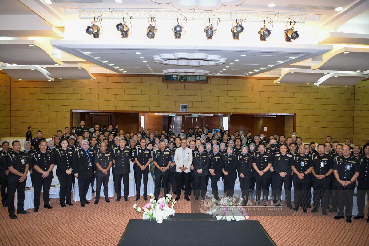 imigresenmy's tweet photo. PUTRAJAYA, 25 November 2022 – Majlis Townhall Penguasa-Penguasa Imigresen bersama YBhg. Dato' Sri Khairul Dzaimee bin Daud, Ketua Pengarah Imigresen Malaysia di Ibu Pejabat Jabatan Imigresen Malaysia, hari ini.

#imigresen
#jim

https://t.co/XsNlc1qQZy https://t.co/UnyGPf3fFu