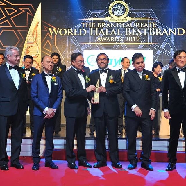 FLASHBACK 2019
Dato Seri <a href="/anwaribrahim/">Anwar Ibrahim</a> and Brand Laurette for awarding PayHalal with the best brand for innovation award ! #payhalal #islamicpaymentgateway #merchantacquiring  #halalcart #smartaqad