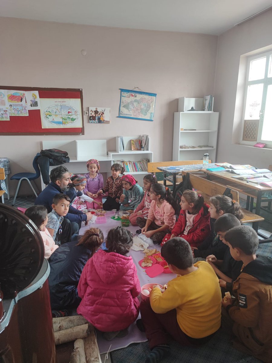 Bütün çocuklar özeldir; köyde zor şartlarda eğitime devam etmeye çalışan çocuklar daha özeldir. Zorlu yollarda her türlü yardımı esirgemeyen, başta değerli ilçe milli eğitim müdürümüz, <a href="/ErnezDemir/">Demir Ernez</a> ve tüm kıymetli öğretmenlerimizin #24kasımöğretmenlergünü kutlu olsun.