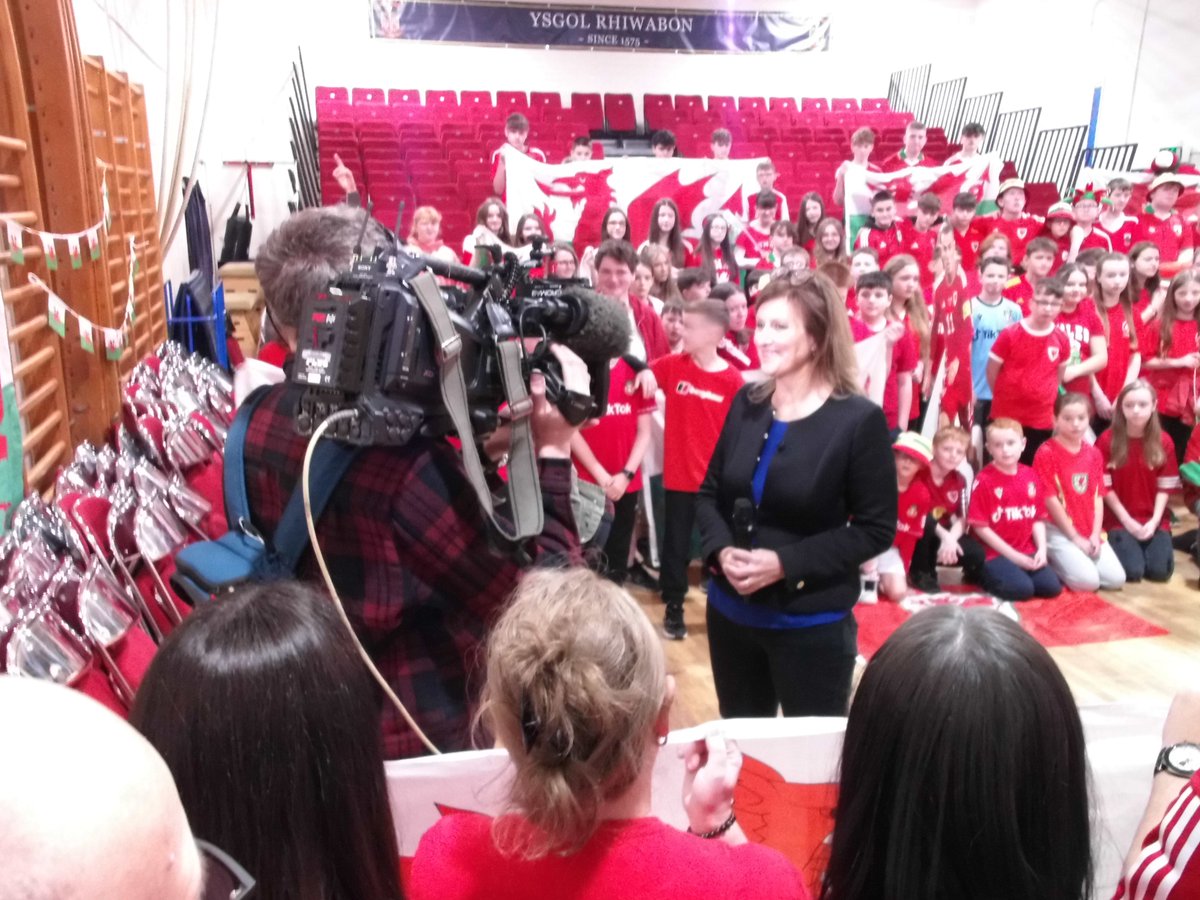 YsgolRhiwabon's tweet photo. Live on @BBCBreakfast with Jayne McCubbin.
The noise is defining in the main hall https://t.co/YhoXHzbS3i