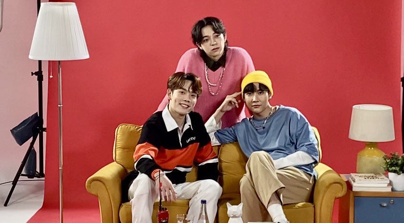 Yloveyouchannel's tweet image. พาชมเบื้องหลังMVซิงเกิลใหม่”คิมม่อน-บาส-คอปเตอร์”กับ“มีเขาเหงาได้ไง” (Why lonely?)น่ารักที่สุด

Link:youtu.be/mU45Q0kUcws

#บาสสุรเดช
#คิมม่อนวโรดม
#คอปเตอร์ภาณุวัฒน์
#บาสเด็กอ้วนที่แท้จริง
#ขุณขิมมอญ
#BKCnewSingle
#kimmon
#ccopter
#bbasjtr
#CTRPANUWAT
#starhunterentertainment