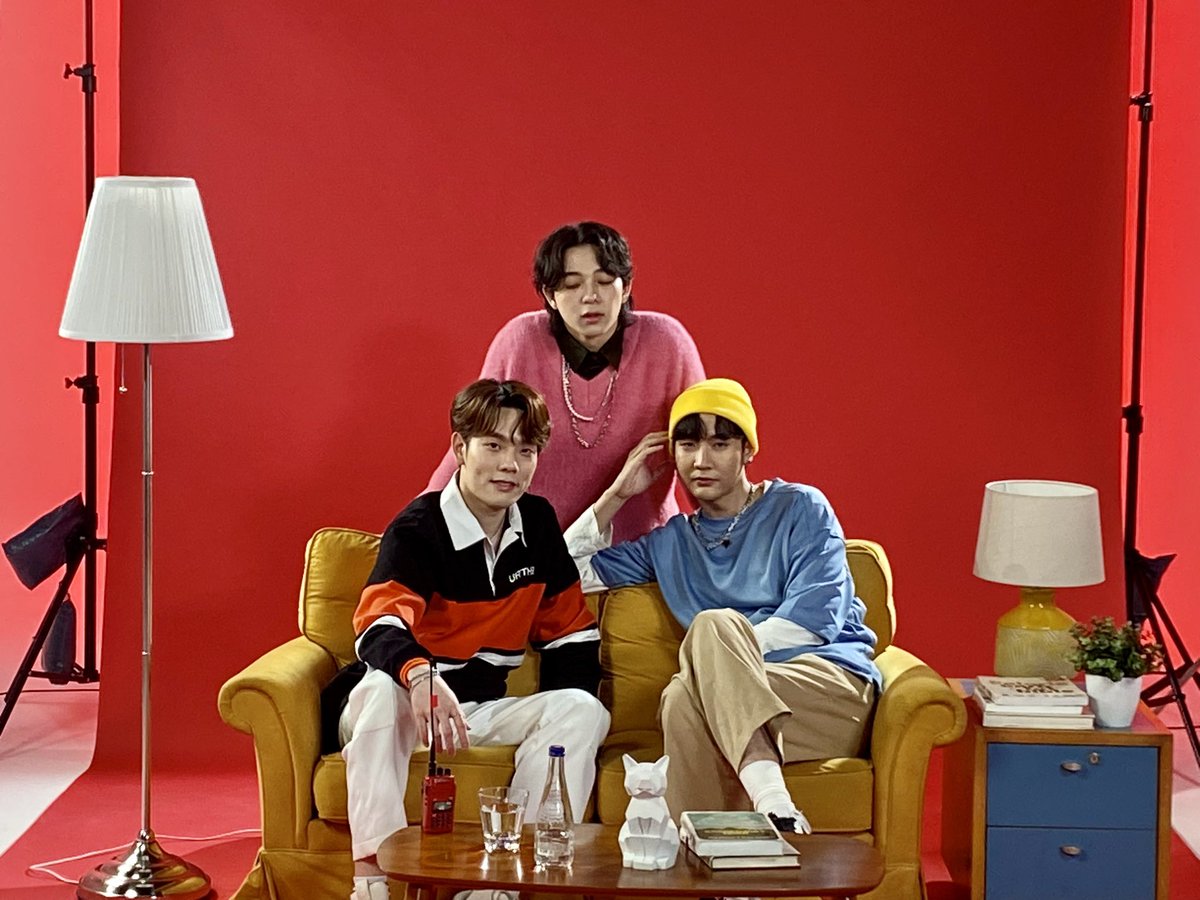 Yloveyouchannel's tweet image. พาชมเบื้องหลังMVซิงเกิลใหม่”คิมม่อน-บาส-คอปเตอร์”กับ“มีเขาเหงาได้ไง” (Why lonely?)น่ารักที่สุด

Link:youtu.be/mU45Q0kUcws

#บาสสุรเดช
#คิมม่อนวโรดม
#คอปเตอร์ภาณุวัฒน์
#บาสเด็กอ้วนที่แท้จริง
#ขุณขิมมอญ
#BKCnewSingle
#kimmon
#ccopter
#bbasjtr
#CTRPANUWAT
#starhunterentertainment