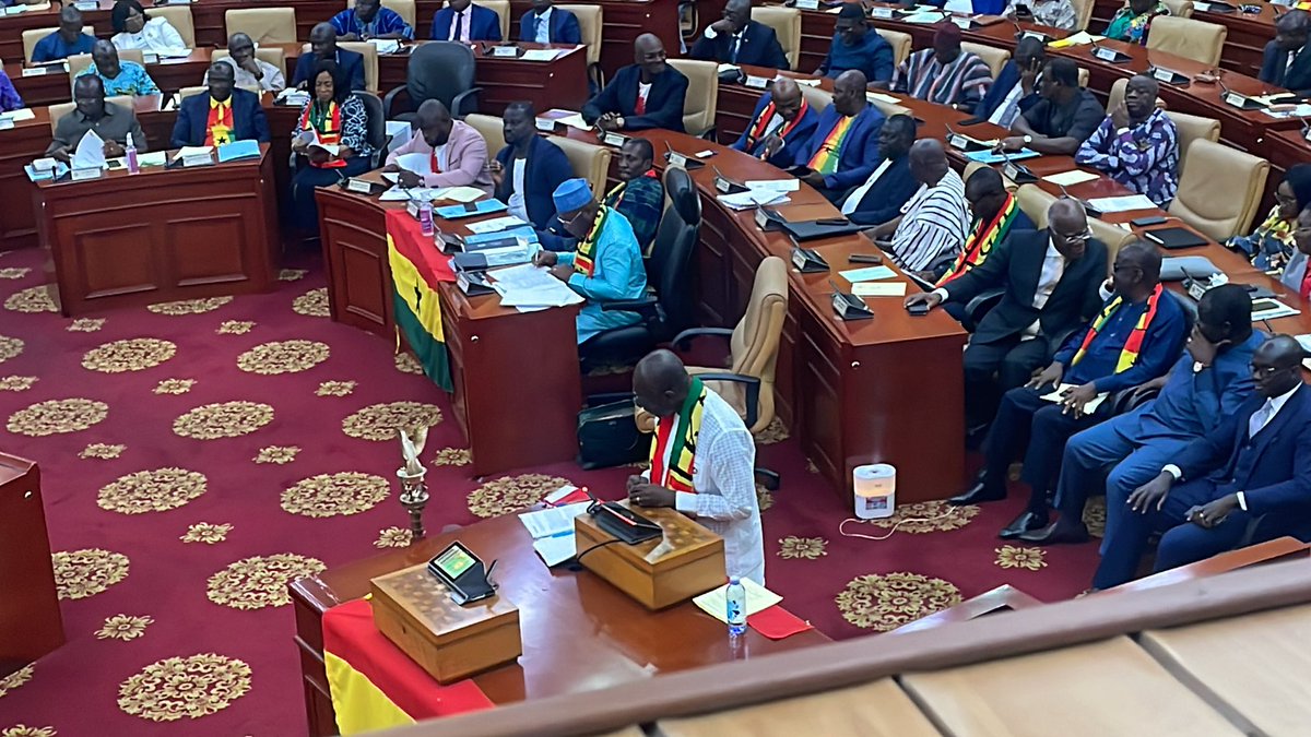 kwakuasanteb's tweet photo. Guys don't forget about the 2023 budget: 

• VAT rate increased by 2.5% 
• A freeze on employment into public and civil service
• ALL MoMo transfers will now attract e-levy of 1%
• Govt is suspending interest payments for domestic bondholders, 30% haircut for foreign bond https://t.co/9AzBc8kfUC