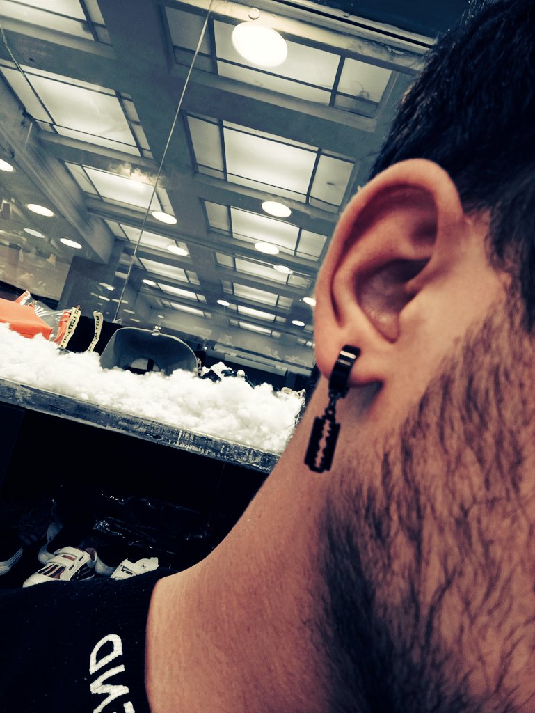 Arian_Mafy's tweet photo. برای روزی که 
قضاوت نشیم:)
با کلی ذوق و شوق انداختم گوشم  رفتم خونه یه جوری ریدن بهم که جاش هنو درد میکنه 
بیاید به همیگه هر طوری که هستیم احترام بزاریم 
فردا روزی که نبودم نمیخوام برام گریه کنی 
الان منو دوست داشته باش 
برای ازادی 🖤✌️
#مهسا_امینی https://t.co/wPMzm0UEK7