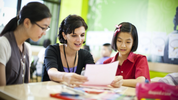 idLearnEnglish's tweet photo. English language teachers: how do you integrate continuous assessment into your classroom in the best way? Read  https://t.co/8SV7Pw2F4y 

Discover more at New Directions East Asia teaching conference, Dec 9-10 in Bali: https://t.co/CP8Aq7Zmaz #2022NewDirections https://t.co/nSnDS4a5AI